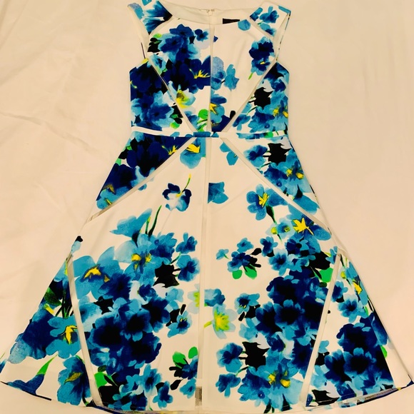 Beautiful Blue Floral Dress💙 size 4, gently worn! - Picture 2 of 6